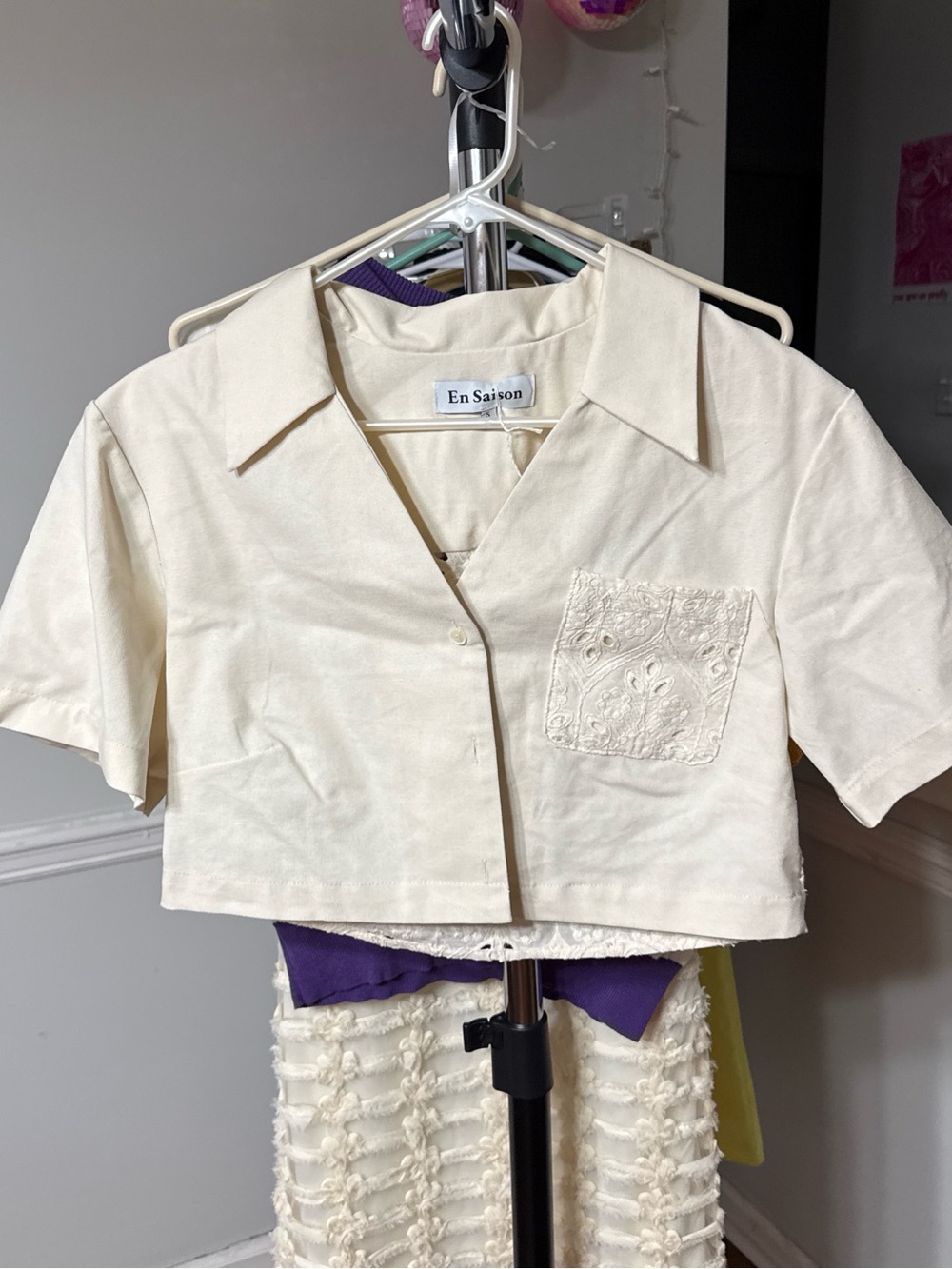 En Saison Cream Short-Sleeve Cropped Button Shirt with Embroidered Pocket